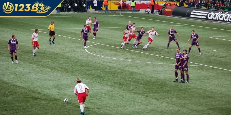 Đối với thủ môn đá phạt gián tiếp là gì?